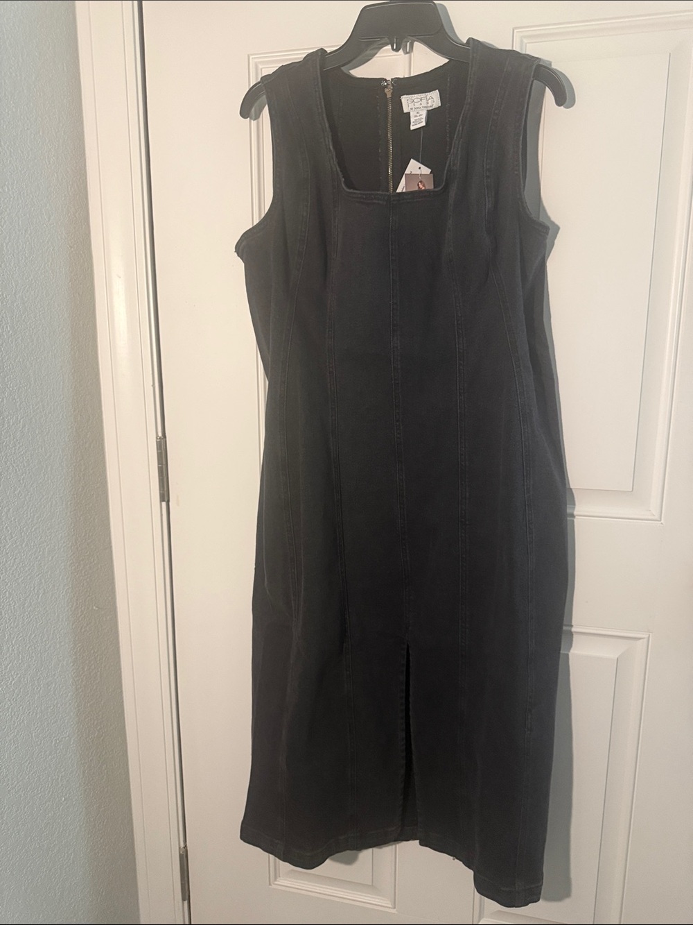 sofia by sofia vergara Black Sleeveless Midi Dress with Square Neckline
